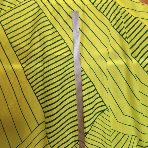 BROOKS RUN HAPPY DRIFT SHELL LIGHTWEIGHT WINDBREAKER JACKET SIZE MED WOMENS - Picture 10 of 10